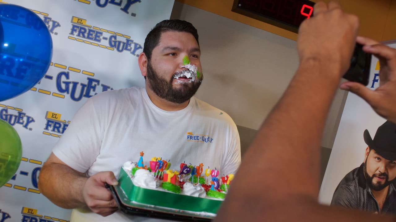 El cumpleañero posa para una foto del recuerdo.