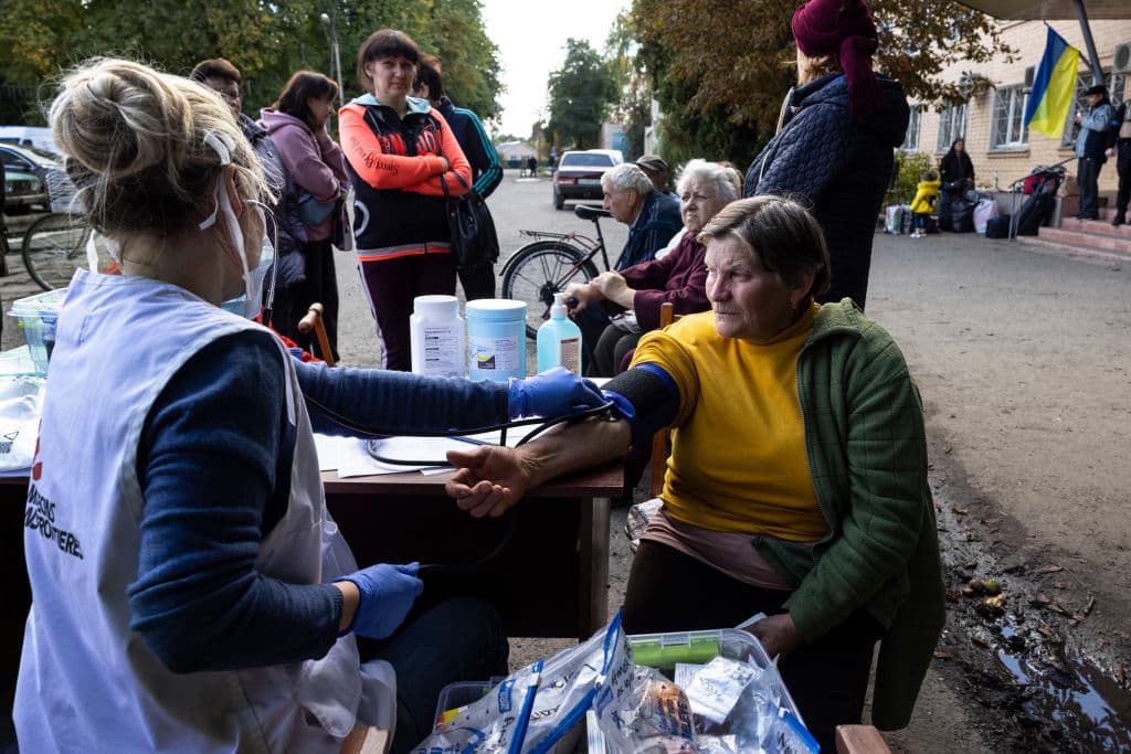 Mujeres ucranianas recibiendo atención médica en la calle por parte de una doctora de la organización Médicos sin fronteras, en Kupiansk, región de Járkov, recientemente recuperada por tropas ucranianas.