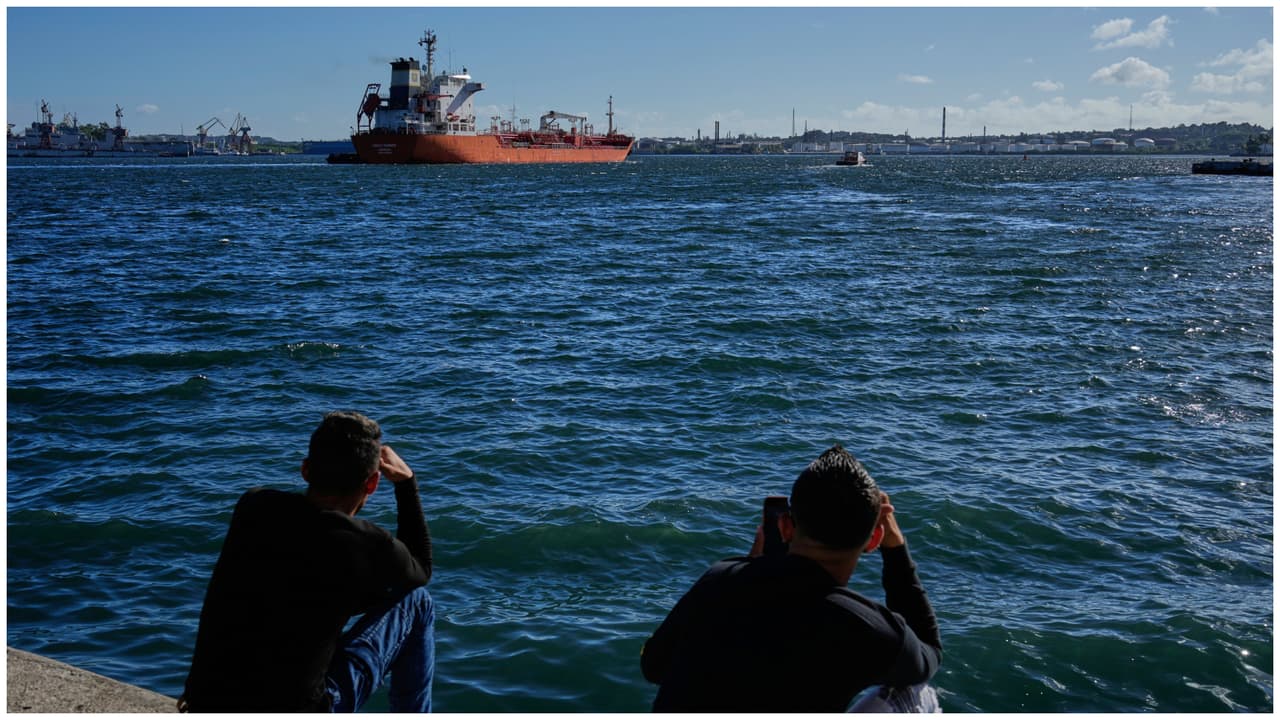 EEUU incluye a Cuba en lista de países que no pueden recibir petróleo ruso: buque se desvía