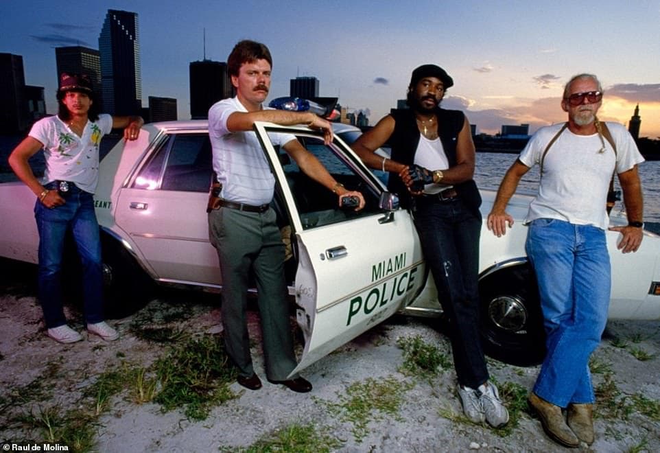 En el pleno apogeo de la serie ‘Miami vice’, Raúl tomó esta imagen que aseguró es una de sus favoritas debido a que se trata de detectives encubiertos reales. “Estaban vestidos de civil. No parecen policías, eran agentes encubiertos y los puse frente al puerto de Miami, donde hay un puente que da al horizonte. Esta es también una de mis fotografías favoritas”.