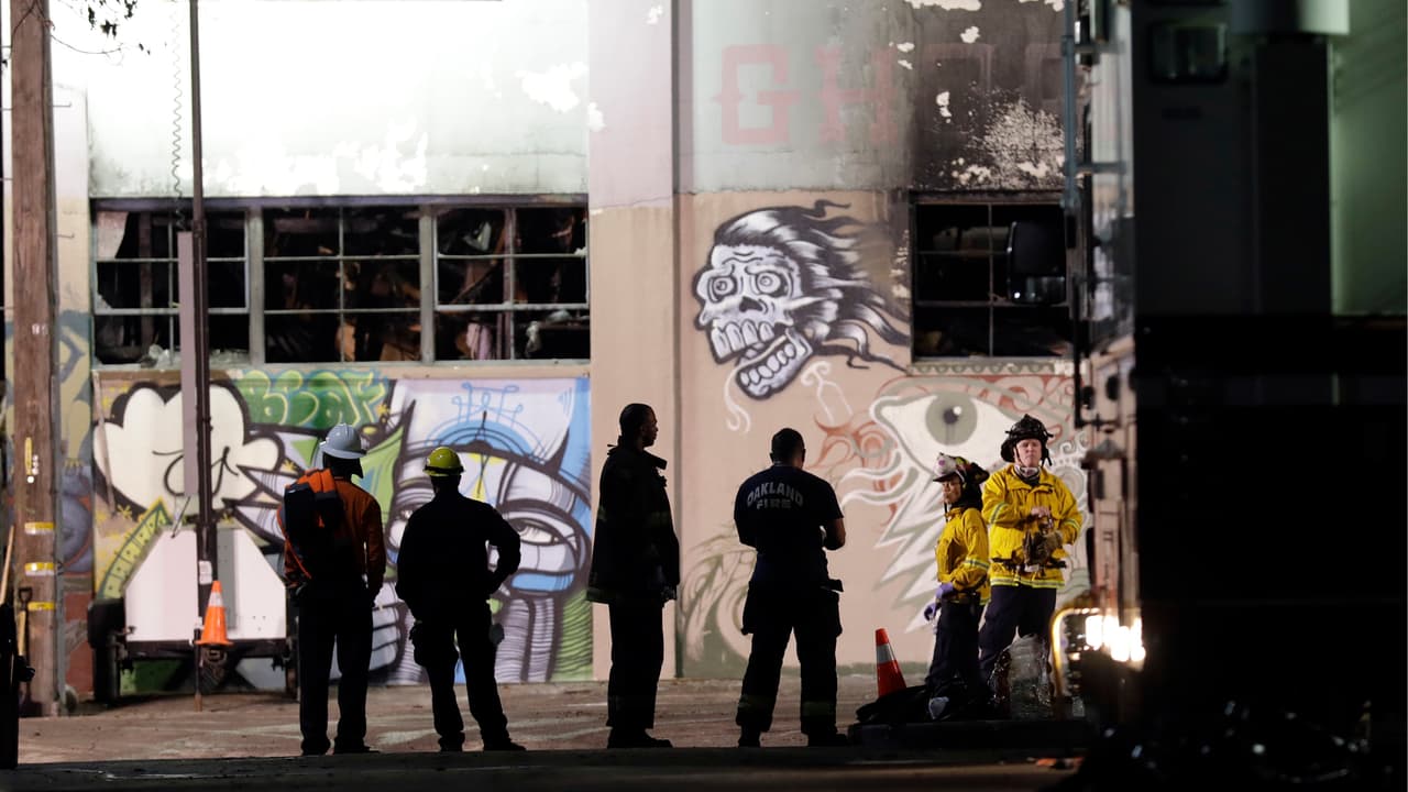 Inspectores, policías y bomberos sabían lo inseguro del almacén de Oakland donde un incendio mató a 36