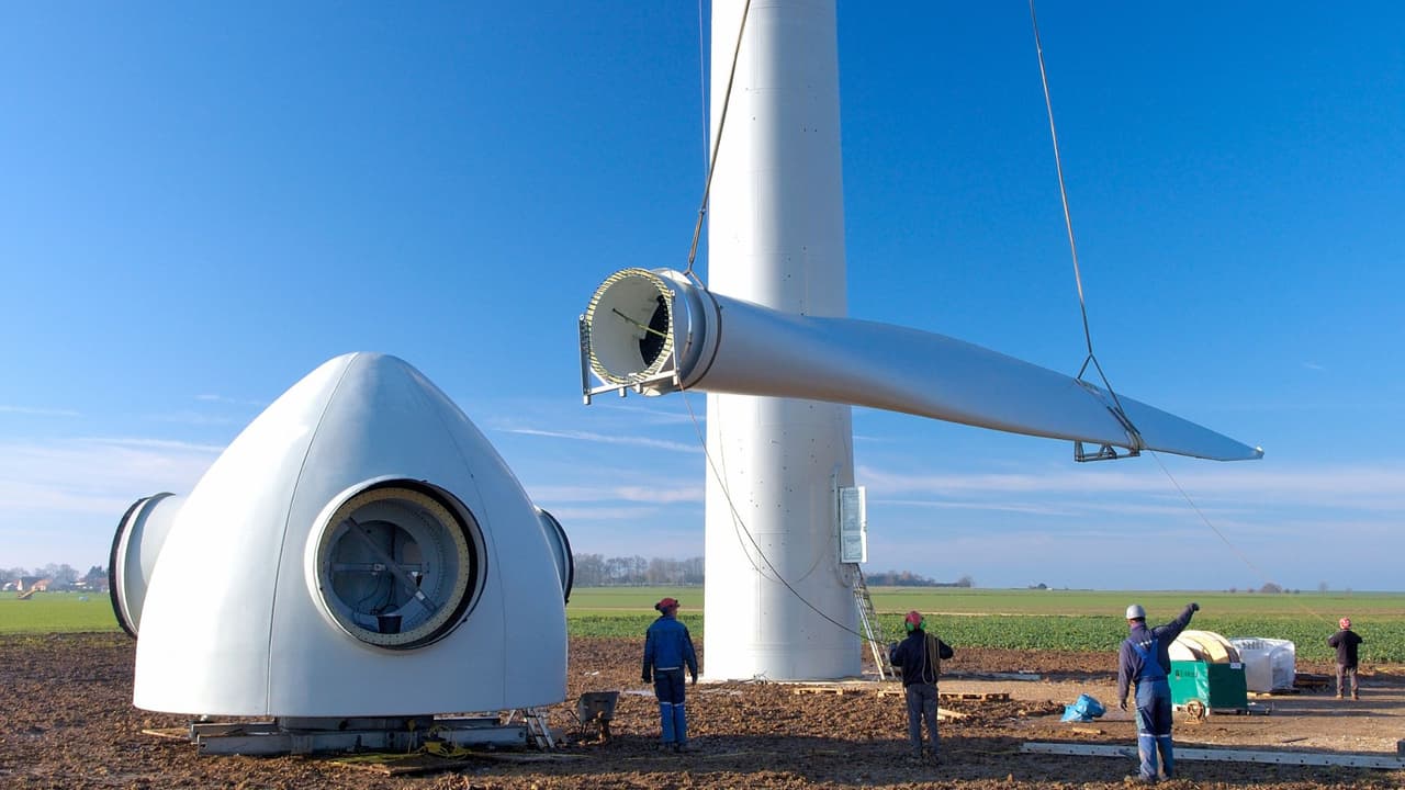 <h3 class="cms-H3-H3">Energías renovables: viento y sol abren empleos</h3> En todo el país, la Oficina de Estadísticas Laborales de Estados Unidos (BLS) señala que 
<b>los dos oficios que más crecerán hasta 2034 son los técnicos en turbinas eólicas y los instaladores de paneles solares</b>. En Texas la oportunidad es aún mayor. La Administración de Información Energética (EIA) confirma que 
<b>el estado es líder nacional en generación de energía eólica y uno de los primeros en solar</b>. Esto se traduce en empleos técnicos que no siempre requieren un título universitario: 
<b>mantenimiento de turbinas, instalación de paneles, supervisión de campo. </b>Son oficios prácticos, bien pagados y con salida laboral inmediata.