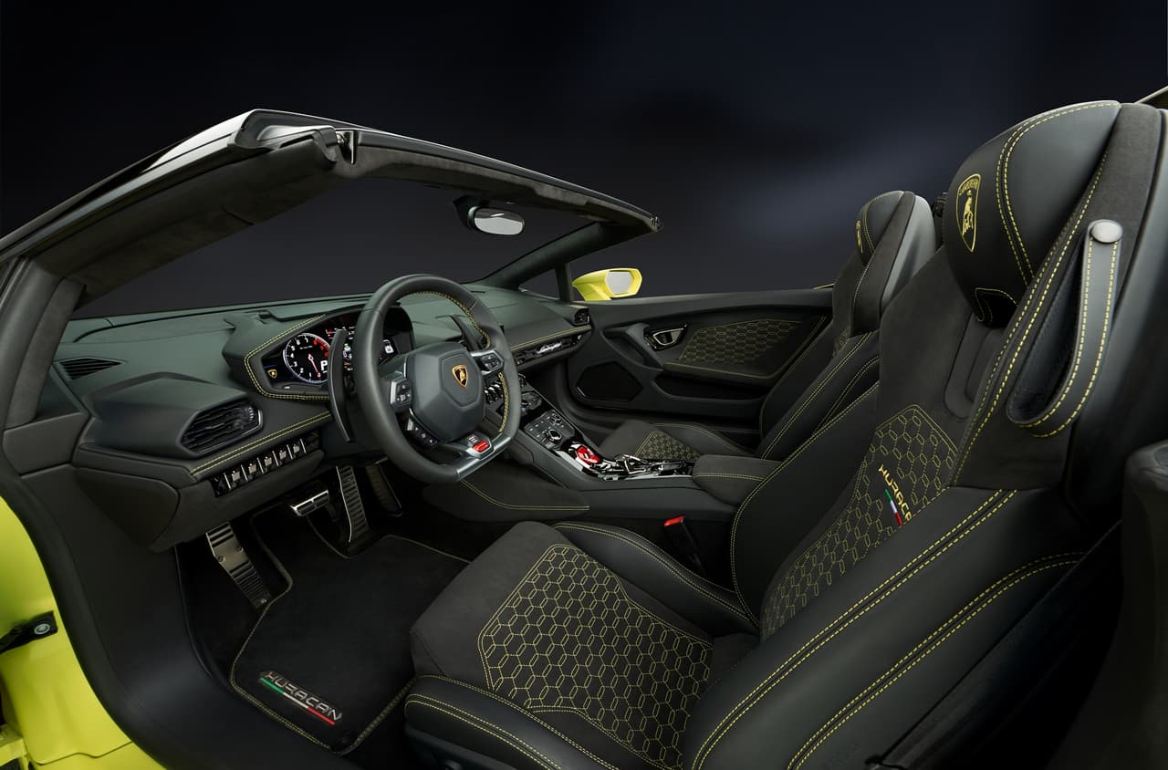 En el
<b>interior</b> del
<b>Huracán RWD Spyder</b> predomina el
<b>cuero</b>, tanto en el volante como en las dos butacas y en el panel de instrumentos. Este último tiene
<b>detalles cromados</b>, sobre todo en el centro, además de que las costuras son del color exterior de la carrocería.