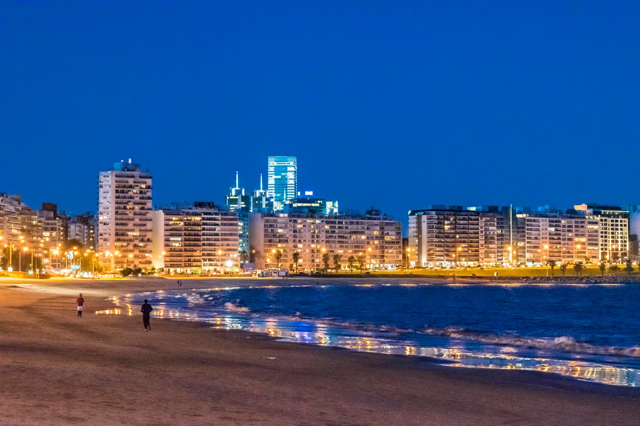 Montevideo, la capital de Uruguay, es proporcionalmente la ciudad con más alto costo de vida en América Latina. Numbeo considera un puntaje de 0 a 100, donde 100 equivale a vivir en Nueva York. Montevideo obtuvo un 67.18, teniendo en cuenta los altos precios en los restaurantes y los alimentos.