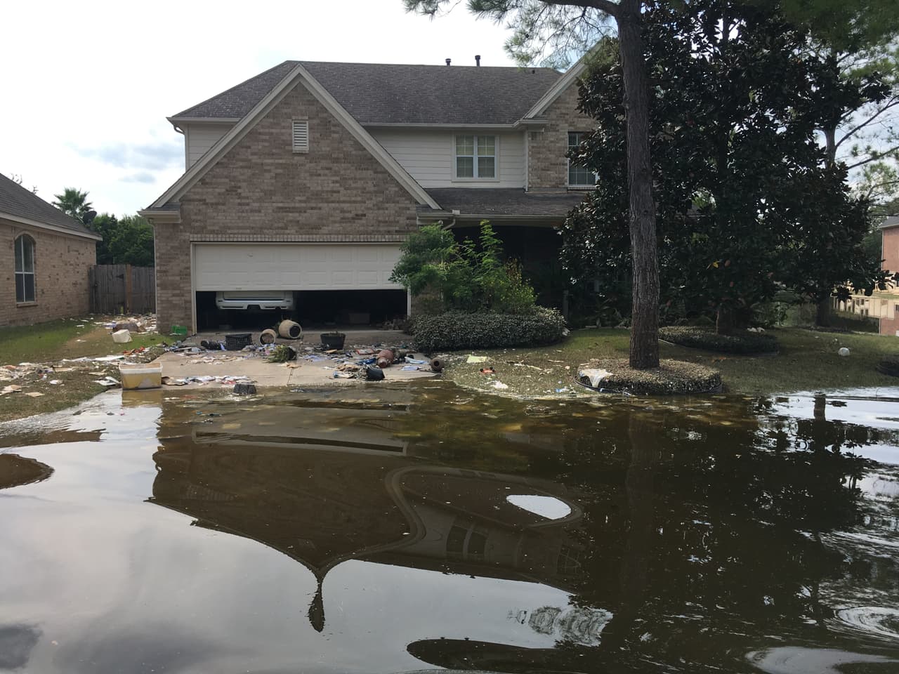 Cuando las autoridades autorizaron el ingreso de residentes al vecindario Canyon Gates, las calles aún estaban intransitables.