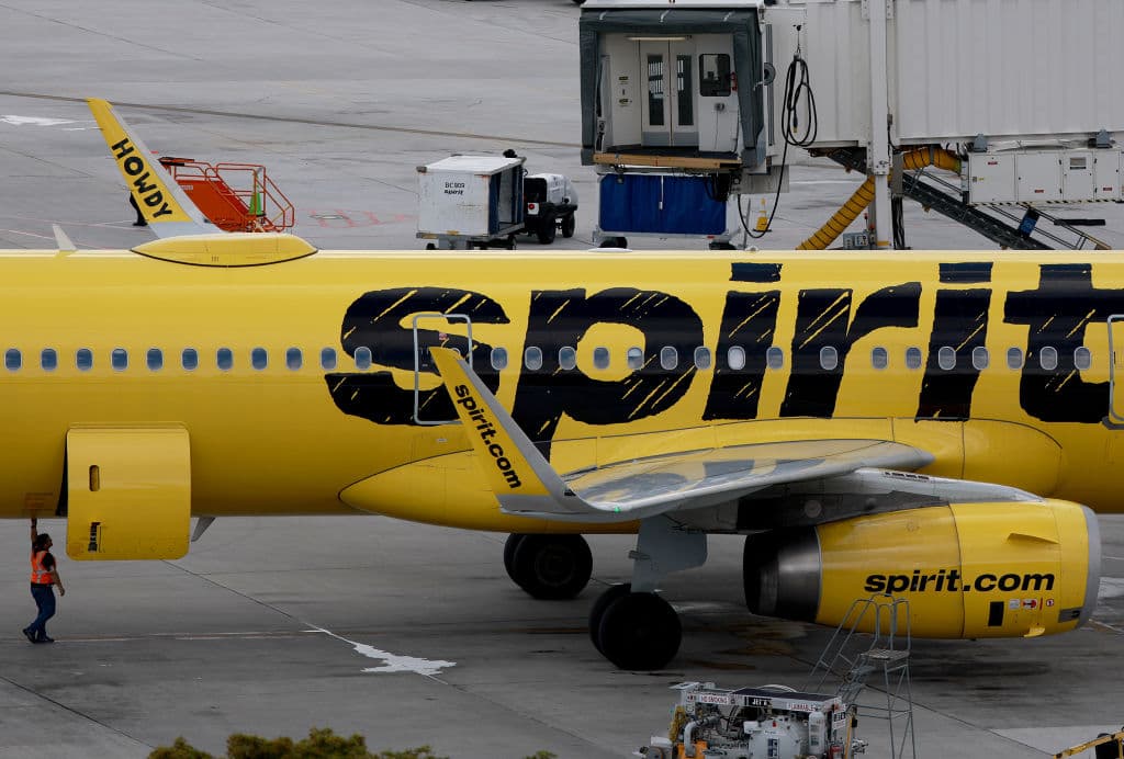 La guerra de aerolíneas para comprar Spirit, ¿cuál es su impacto en los boletos baratos?