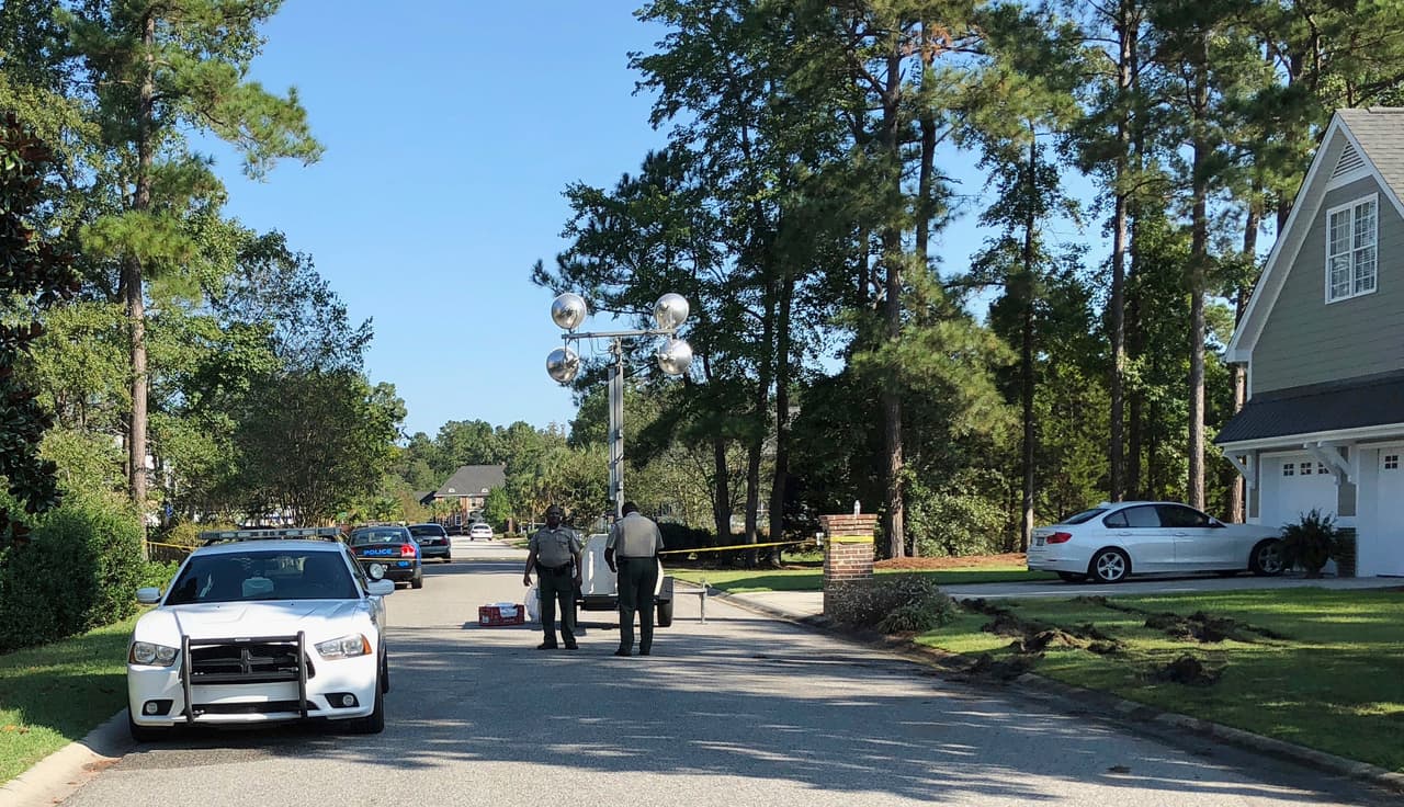 Oficiales de la ciudad de Florence (Carolina del Sur) en la escena del crimen.