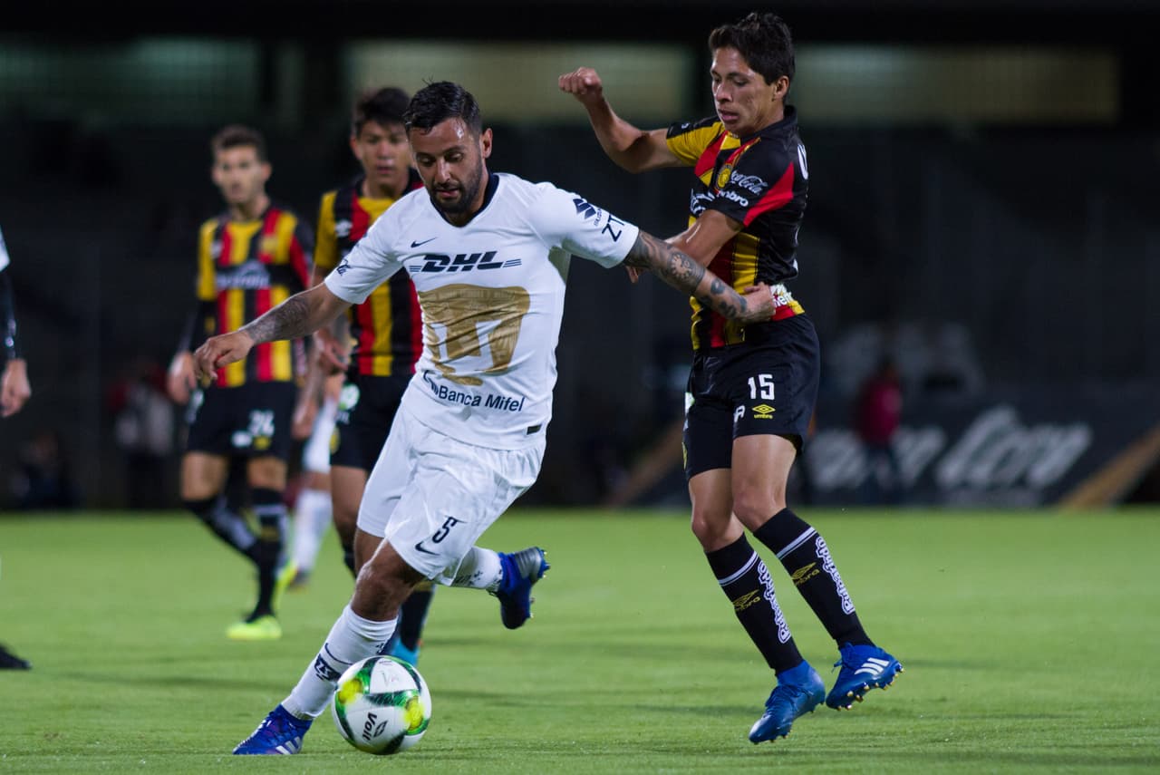 Alan Mendoza eludiendo la tibia marca de los tapatíos, un jugador muy activo en la segunda parte, de lo mejor para Pumas.