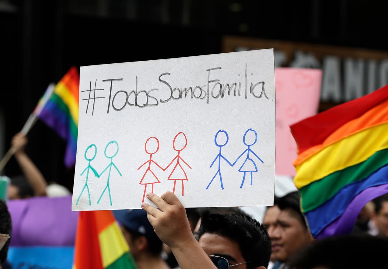 "Todos somos familia", un cartel con imágenes de parejas heterosexuales y gays.