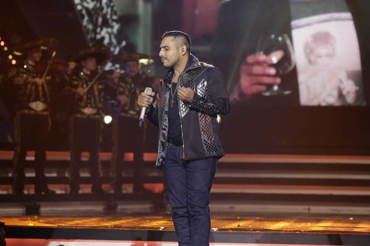 Espinoza Paz puso el toque romántico de la noche.