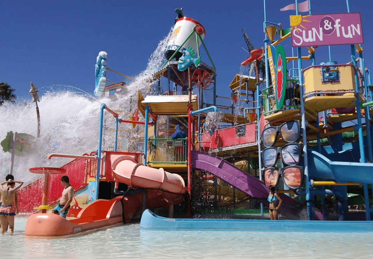 <b><a href="https://www.sixflags.com/hurricaneharborla" target="_blank">Hurricane Harbor Los Angeles.</a></b> Siete diferentes piscinas con toboganes para chicos y grandes te esperan aquí.
<br>