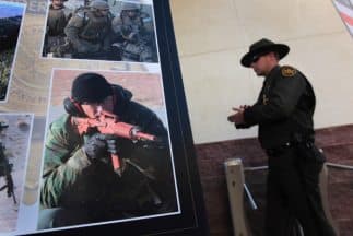 Un agente pasa junto a fotos de Brian Terry en Arizona.