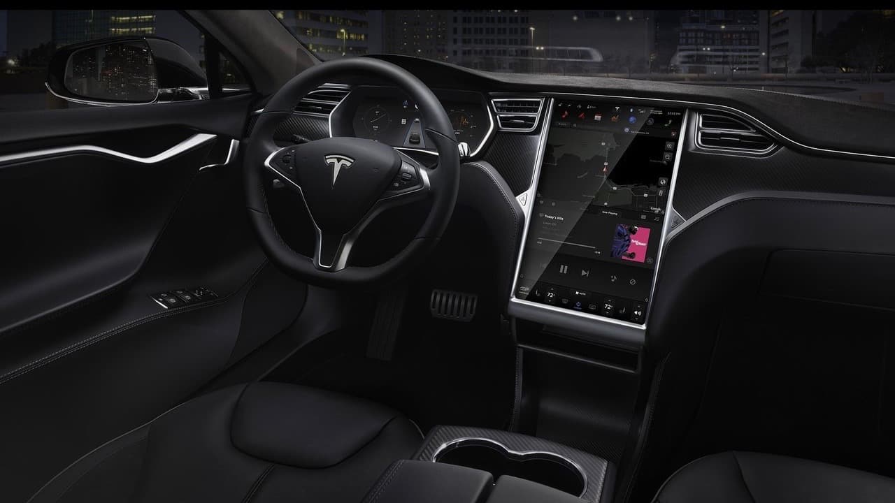 El Tesla Model S puede ser adquirido en varias configuraciones cuyas autonomías varían desde 210 a 315 millas por carga y con cifras de potencia que van desde 382 a 691 caballos de fuerza.
<br>
<br>El precio inicial es de 68,000 dólares para la versión 60. La versión P100D que acelera tan rápido como el Bugatti Chiron tiene un precio inicial de 135,000 dólares.