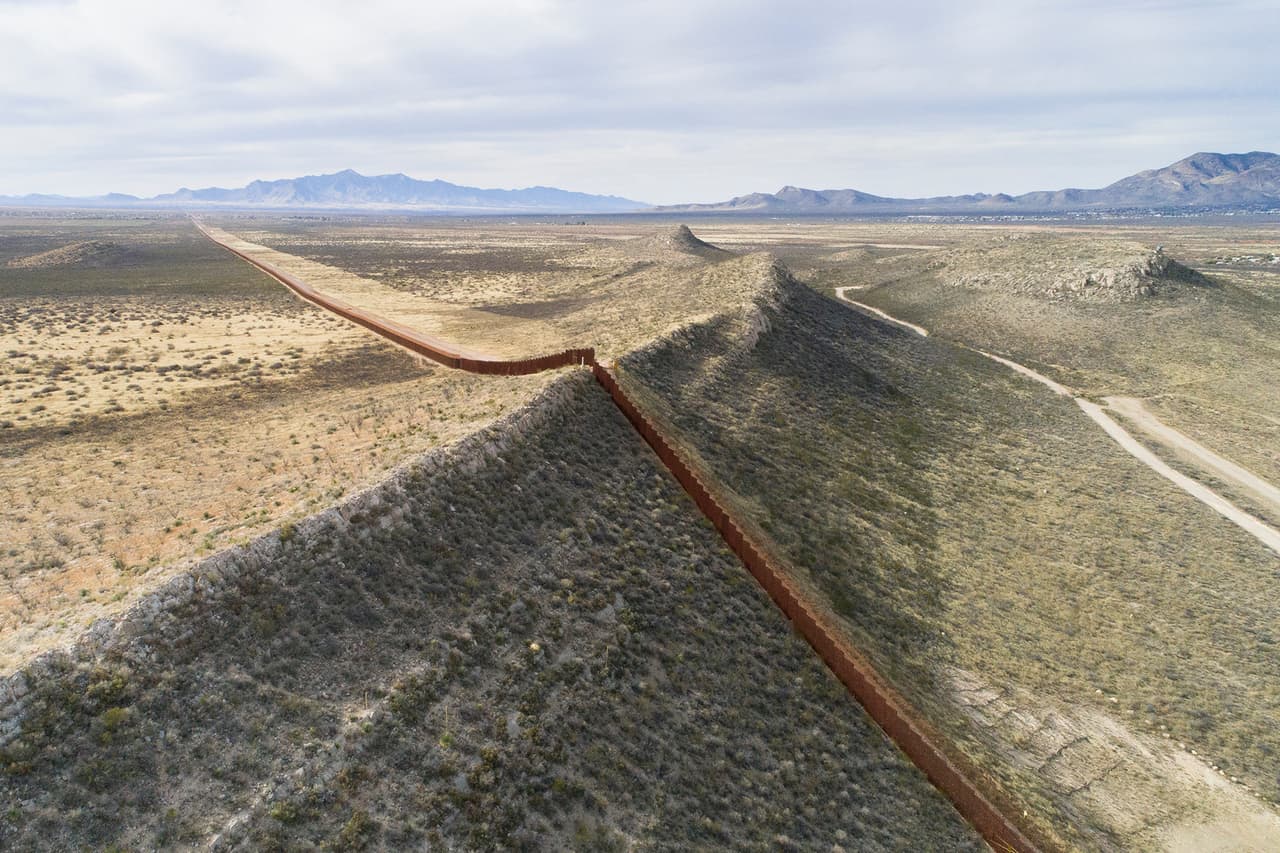 5 “Es evidente que la construcción del muro afecta a muchas especies de la zona, especialmente las migratorias”, asegura el conservacionista. Esta fotografía del muro fue tomada con un drone cerca de Naco, Arizona.