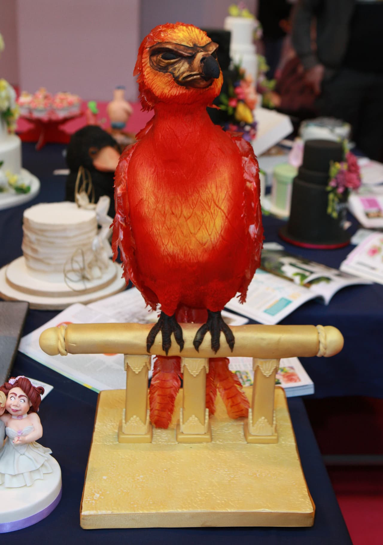 La competencia de pasteles mundial, Cake International, exhibió pasteles que llevan la decoración culinaria a lugares inesperados, con repostería en forma de personajes de películas, pájaros, perros y hasta un bebé. El show se llevará a cabo del 17 al 19 de marzo en Birmingham, Inglaterra.