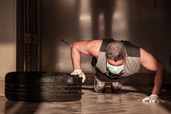 Todos los clientes deben usar guantes que cubran desde la muñeca hasta los dedos mientras hace ejercicio.