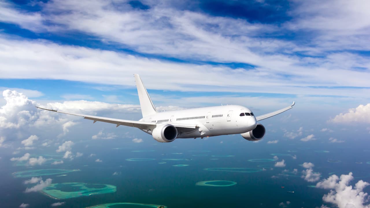 El Boeing 787-9, que se distingue por sus alas flexibles de bajo peso que mejoran la subida aerodinámica y ayudan a lograr una operaci´òn más económica, no fue hecho para volar sostenidamente a velocidades supersónicas.