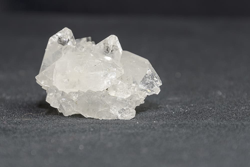 Trata de conseguir un cristal de cuarzo blanco, lo lavas primero con agua y sal para eliminar energías negativas y luego lo tendrás en un lugar alto, encima de un papel blanco donde hayas escrito tus propósitos para este año.