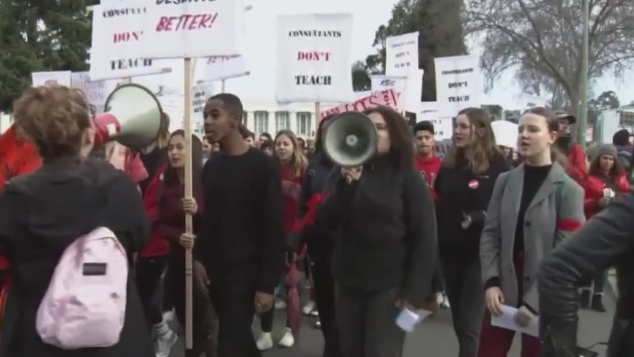 Estudiantes de Oakland dejan las aulas para apoyar negociaciones de maestros