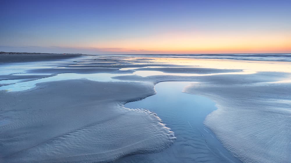 El ciclo lunar dura unos 28 días y medio coincidiendo con el ciclo femenino, también influye en las mareas, ya que el movimiento periódico y alternativo de ascenso y descenso de las aguas del mar se produce por la atracción del Sol y de la Luna. En la fase de la luna llena el Sol se opone a la Luna, o sea, está frente a ella a una distancia de 180 grados, la conocida "oposición".