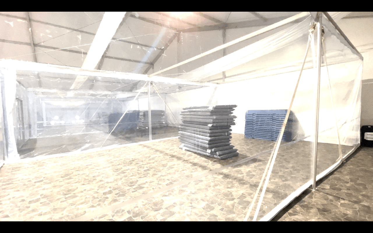 Son cuatro áreas con cinco habitaciones cada una, y se puede albergar un poco mas de 100 personas en cada una. “Están equipados con colchonetas, hay juguetes, televisores y van a tener comida y snacks las personas que estén aquí cuando deseen,” dijo la oficial Castro a Univision Arizona. 
<br>