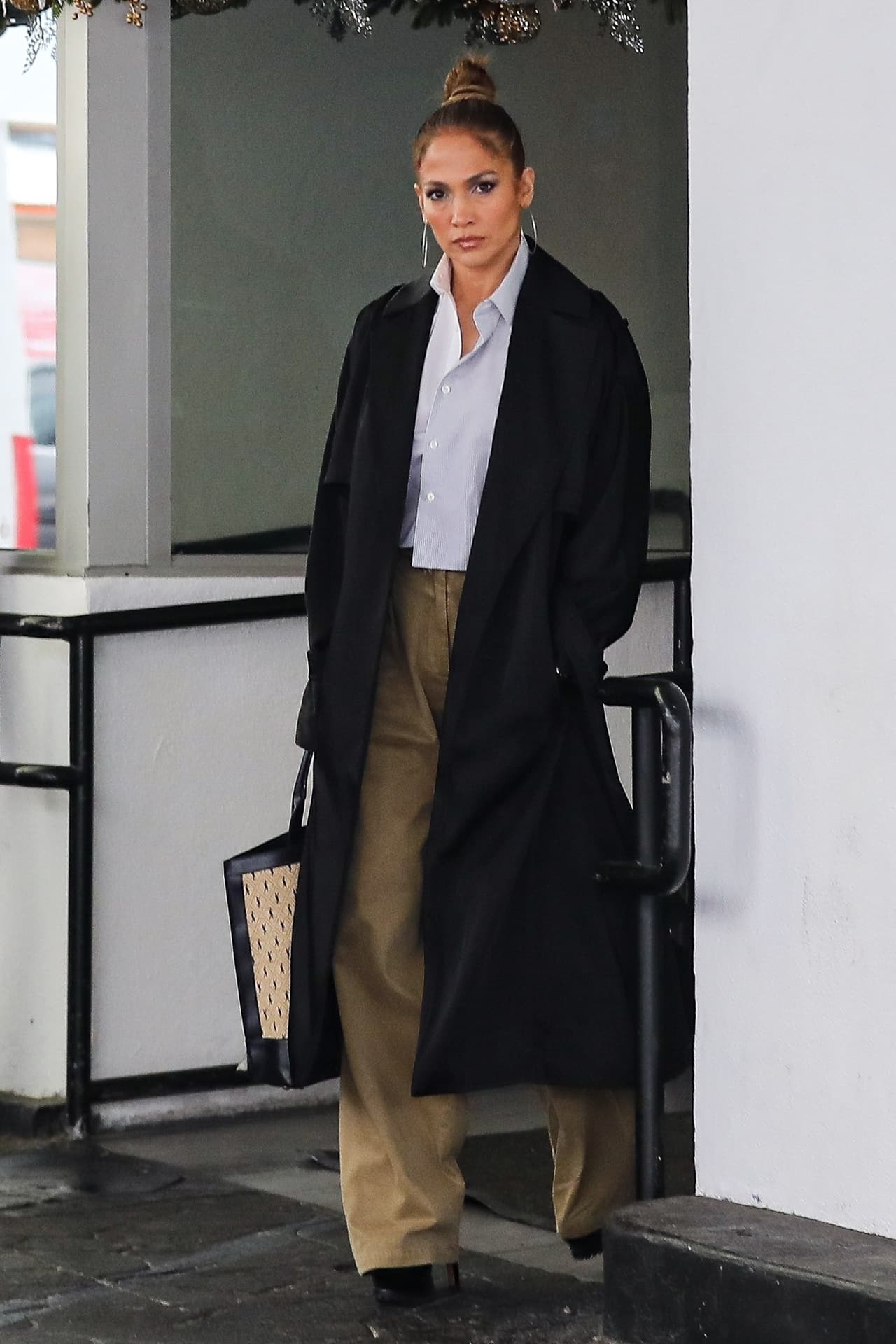 También suele aplicarse sueros en el cuello y en parte del escote para tener una piel deslumbrante. 
<br>