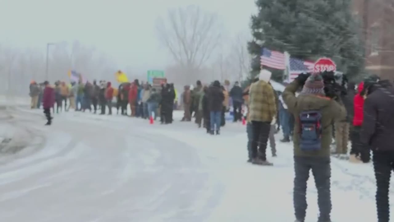 Manifestantes en Mineápolis exigen a agentes de ICE que renuncien