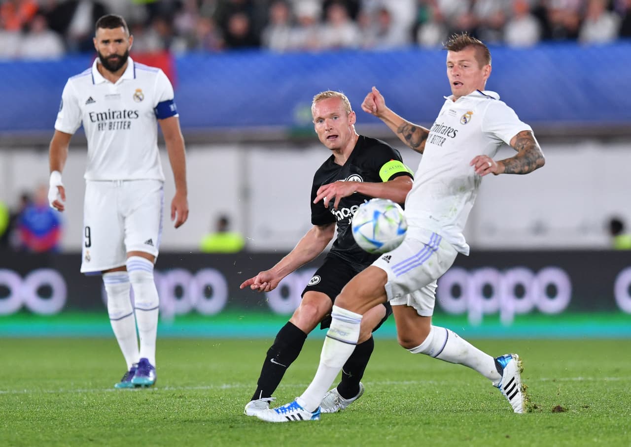 El partido comenzaba con intenciones de las águilas, panteón Real Madrid que era el favorito.
<br>