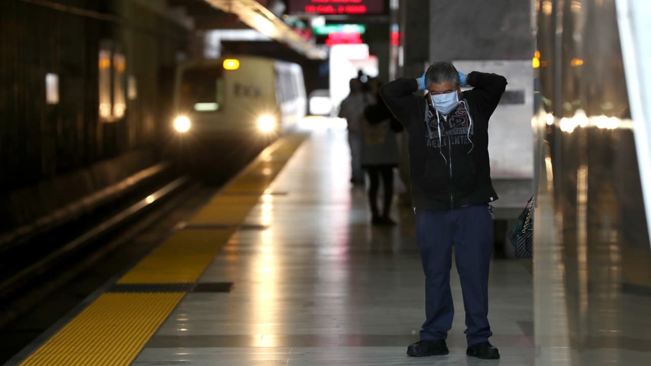 Autoridades del BART votan a favor de volver a exigir las mascarillas en los trenes