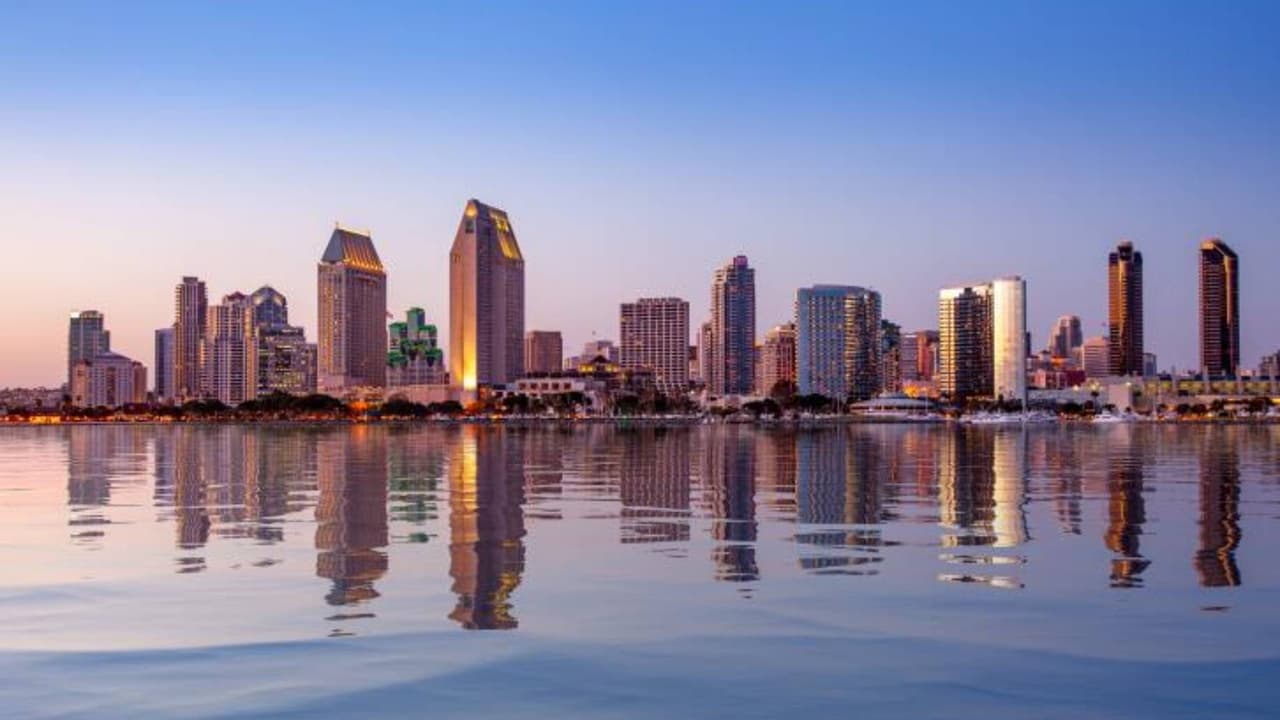 De las ocho ciudades de California que fueron consideradas para el ranking, la mejor posicionada fue 
<b>San Diego</b> en el lugar número 
<b>130 de 151</b>, gracias a que obtuvo buenas calificaciones en oportunidades de trabajo, pero falló en la 
<a href="https://www.univision.com/local/sacramento-kuvs/precios-viviendas-california-ciudades-caido-2023">asequibilidad</a> de vivienda.