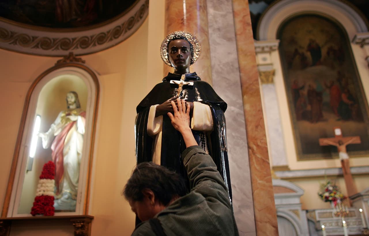 El 3 de noviembre se celebra a San Martín de Porres, el "santo de la escoba", quien pasó a la historia no solo por ser el primer santo mulato sino por su gran historia de humildad y servicio a Dios.