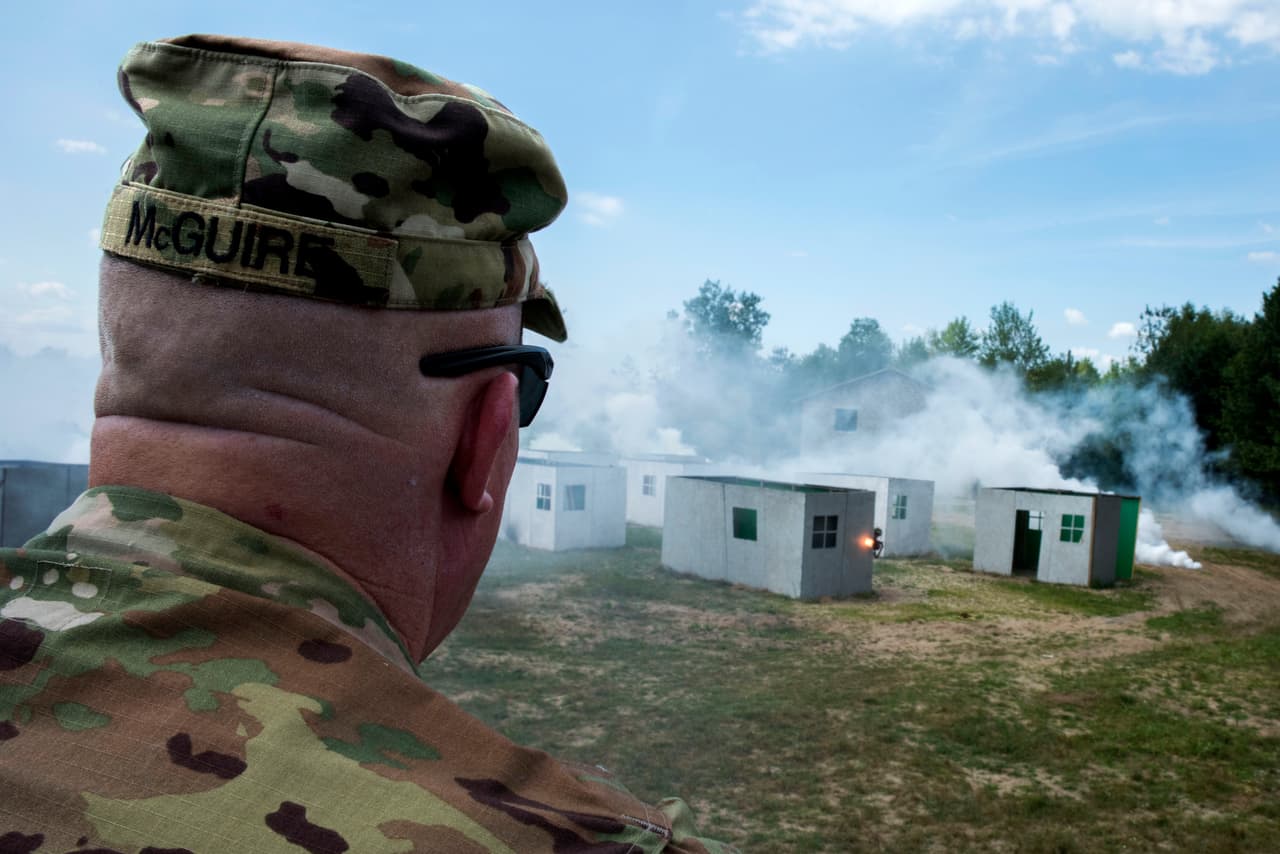 El subcomandante del Ejército de Estados Unidos en Europa, el mayor general Timothy McGuire, observa el entrenamiento de operaciones de seguridad, Rapid Trident 16, el 6 de julio de 2016 en el Centro Internacional de Mantenimiento de la Paz y Seguridad en Yavoriv, Ucrania, del 27 de junio al 8 de julio de 2016.