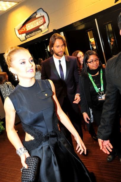 ¡Cuidado con mostrar demás! Nos colamos detrás de cámaras y pudimos captar una que otra piernita y uno que otro escote. ¡Taco de ojo caballeros!