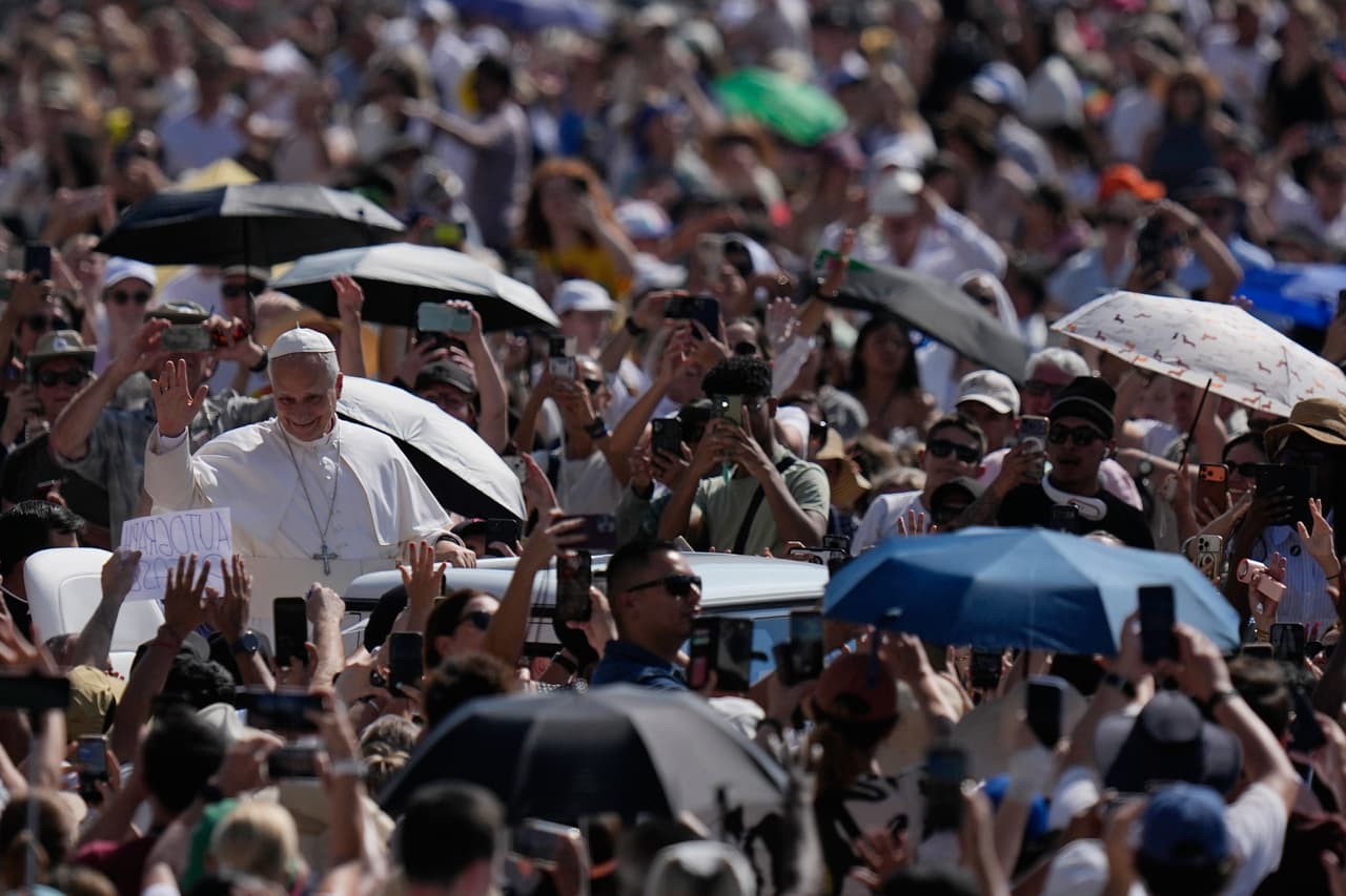 El papa saludando a los fieles en la última audiencia general, se aprecia que muchos llevan sombrillas para prevenir una insolación, debido a que la temperatura en Roma rondaba los 34 °C al mediodía.
