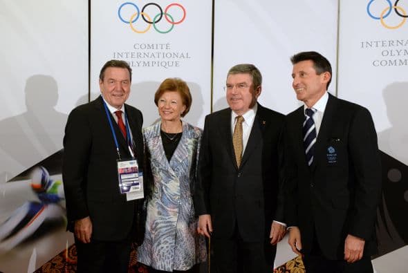 En la imagen, Thomas Bach, presidente del Comité Olímpico Internacional; su esposa Claudia, el excanciller alemán Gerhard Schroeder y el presidente del Comité Olímpico de Londres 2012, Sebastian Coe.