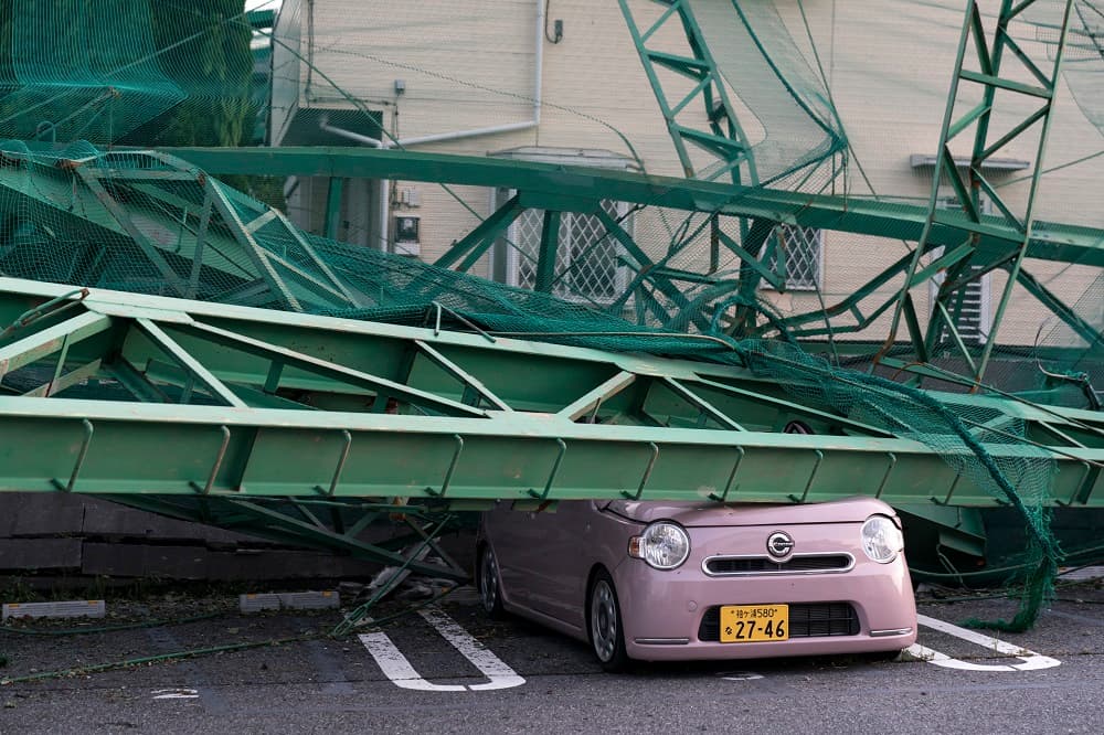 El tifón Faxai llegó a golpear con ráfagas de viento de hasta 216 km/h. El lunes por la noche, las autoridades locales mantenían las recomendaciones de evacuación, no obligatorias, para miles de personas.