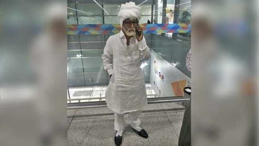 Un hombre de 32 años de edad fue capturado en septiembre por el personal del aeropuerto de Delhi en India
<a href="https://www.univision.com/noticias/mundo/un-joven-que-se-disfrazo-de-anciano-para-viajar-a-eeuu-es-detenido-en-el-aeropuerto-de-nueva-delhi"><u>por hacerse pasar por un pasajero de 81 años</u></a>. Su apariencia y textura de la piel parecía ser la de alguien mucho más joven. También utilizó un pasaporte falso para volar a Nueva York.
<br>