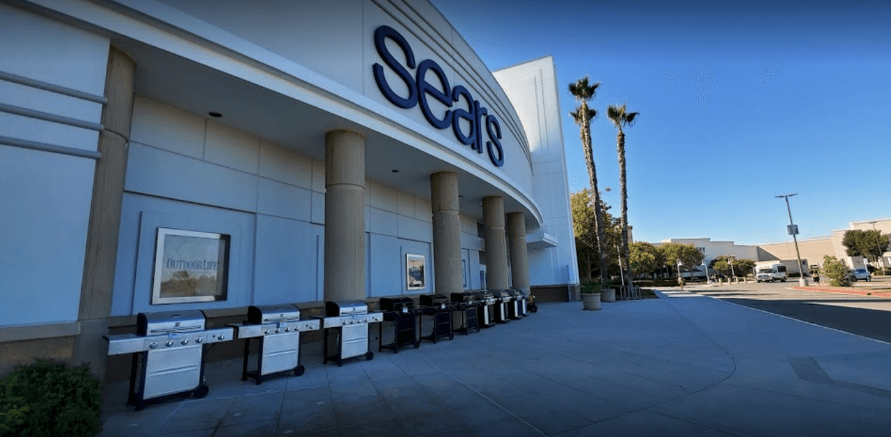 La pandemia del 
<a href="https://www.univision.com/temas/covid-19-enfermedad">covid-19</a> hirió fuertemente las ventas de las súper tiendas, especialmente Sears y Kmart, quienes se habían declarado en bancarrota poco antes de la pandemia.