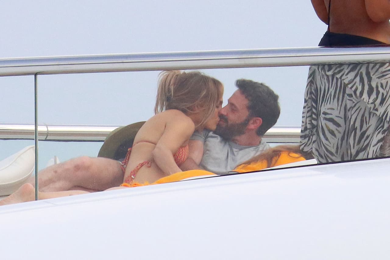 En el lugar se dejaron ver muy enamorados, tal como horas antes habían sido captados en la cubierta del barco.