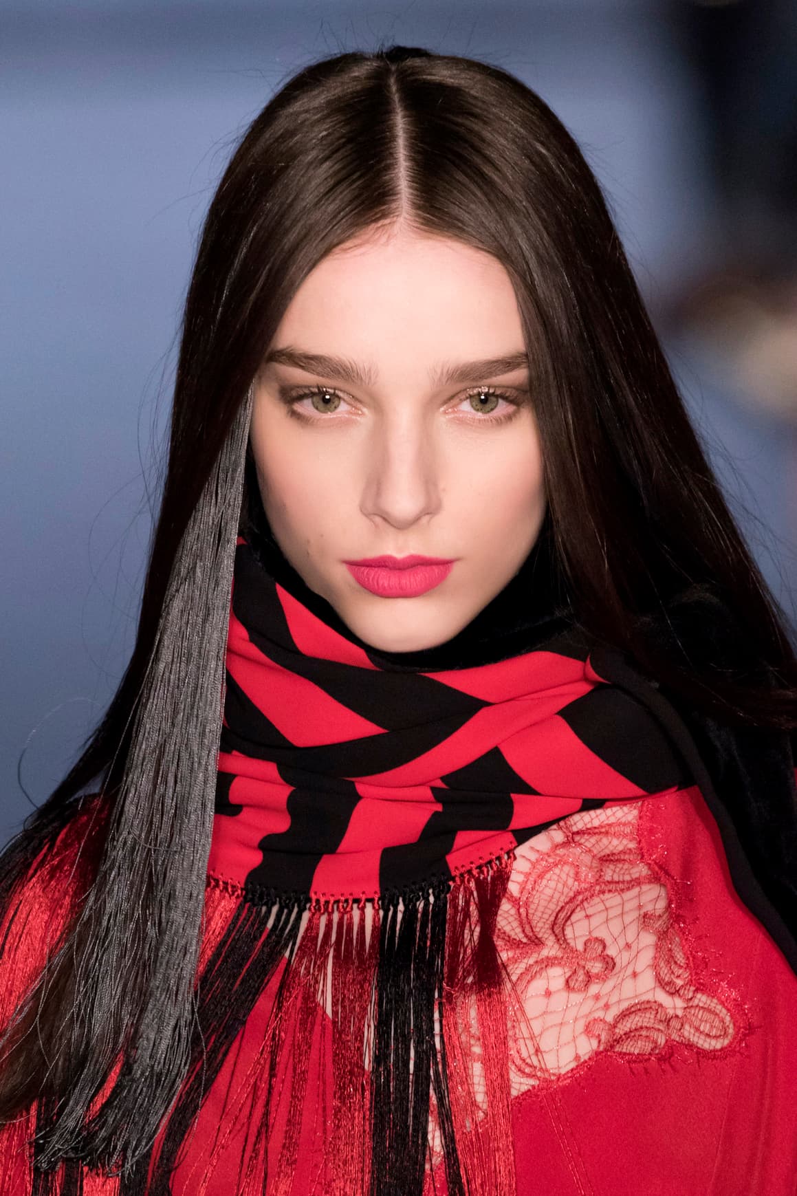 <b>Labios rosas.</b> No guardes tu 
<a href="http://www.sephora.com/rouge-volupte-shine-oil-in-stick-lipstick-P377710?skuId=1811520&icid2=products%20grid:p377710">lipstick rosa</a>, si lo llevaste durante la primavera y el verano y eres fan de este color también llévalo también durante el resto del año. La idea es que los labios en este tono sean el punto focal de tu maquillaje. Trata de que la piel no quede muy cargada y si quieres aplica sombras en tono dorado en los párpados.
<br>