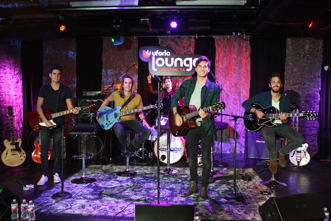 Escuchamos los mejores temas de Dvicio y pudimos preguntarles, ¡de todo!