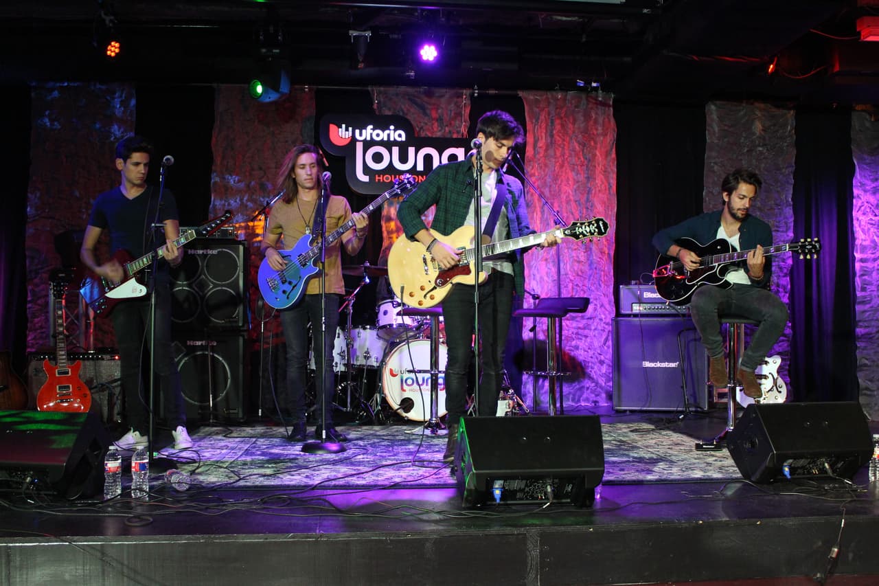 Escuchamos los mejores temas de Dvicio y pudimos preguntarles, ¡de todo!