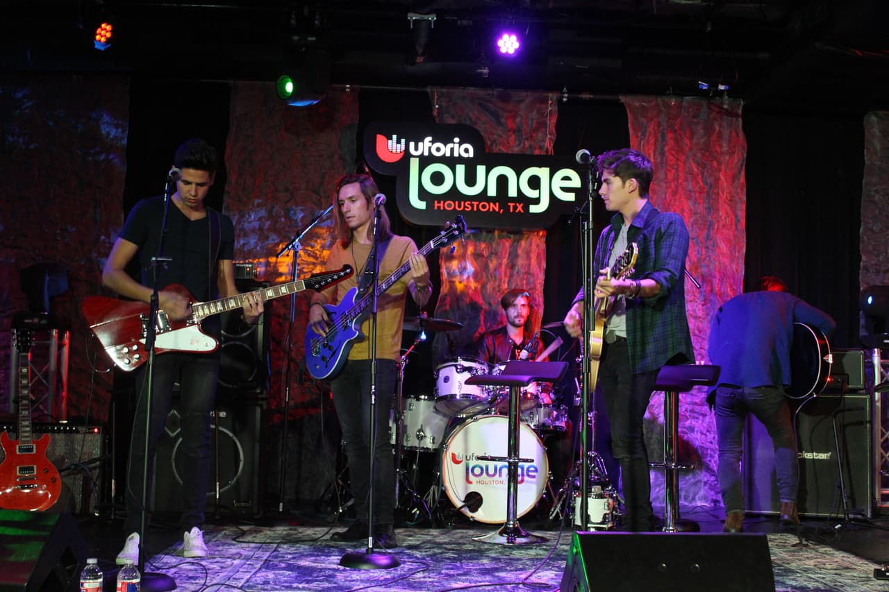 Escuchamos los mejores temas de Dvicio y pudimos preguntarles, ¡de todo!