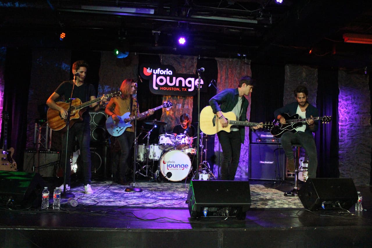 Escuchamos los mejores temas de Dvicio y pudimos preguntarles, ¡de todo!