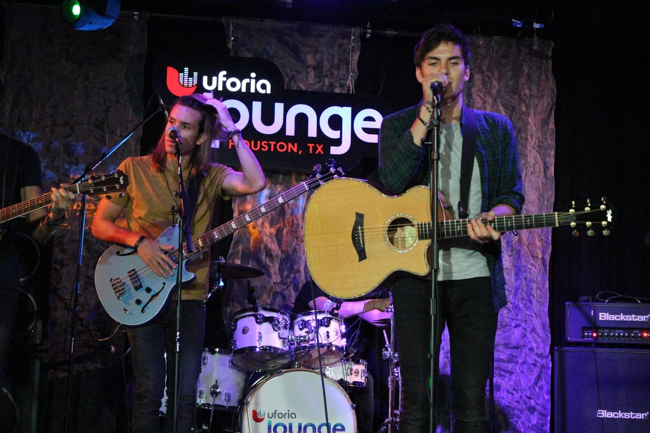 Escuchamos los mejores temas de Dvicio y pudimos preguntarles, ¡de todo!