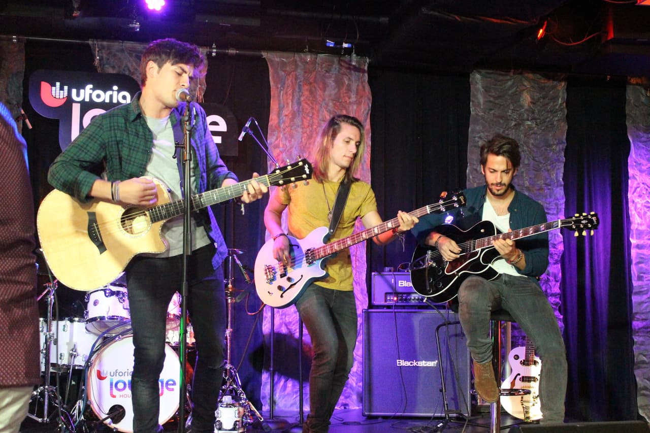 Escuchamos los mejores temas de Dvicio y pudimos preguntarles, ¡de todo!