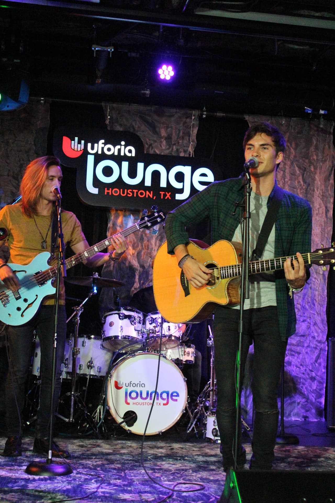 Escuchamos los mejores temas de Dvicio y pudimos preguntarles, ¡de todo!