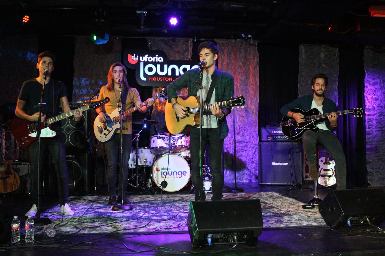 Escuchamos los mejores temas de Dvicio y pudimos preguntarles, ¡de todo!