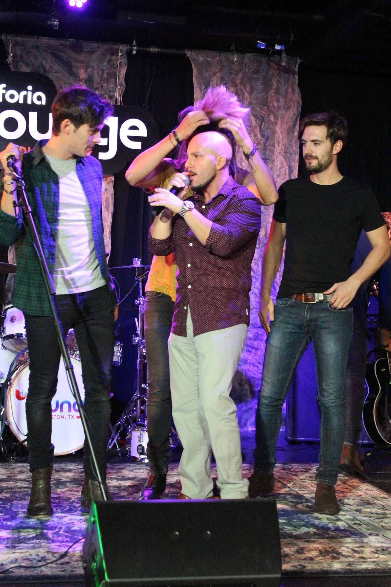 Escuchamos los mejores temas de Dvicio y pudimos preguntarles, ¡de todo!