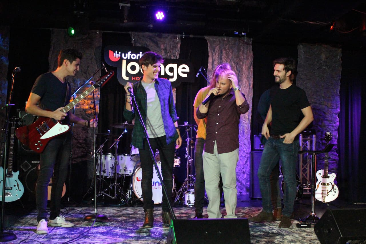 Escuchamos los mejores temas de Dvicio y pudimos preguntarles, ¡de todo!